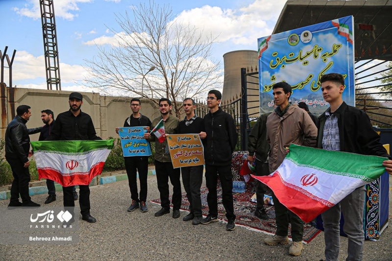 Situation escalating. Trump issuing threats, and Iran forms human defensive chain: Key points