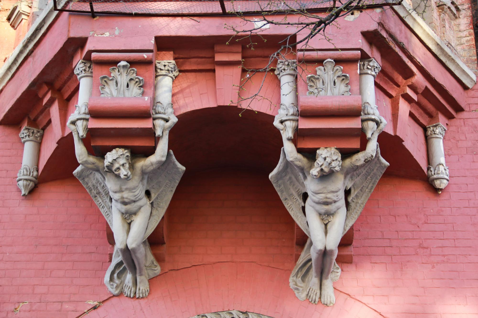 Топ-3 наймістичніші будівлі Києва з дивовижною архітектурою та моторошною історією