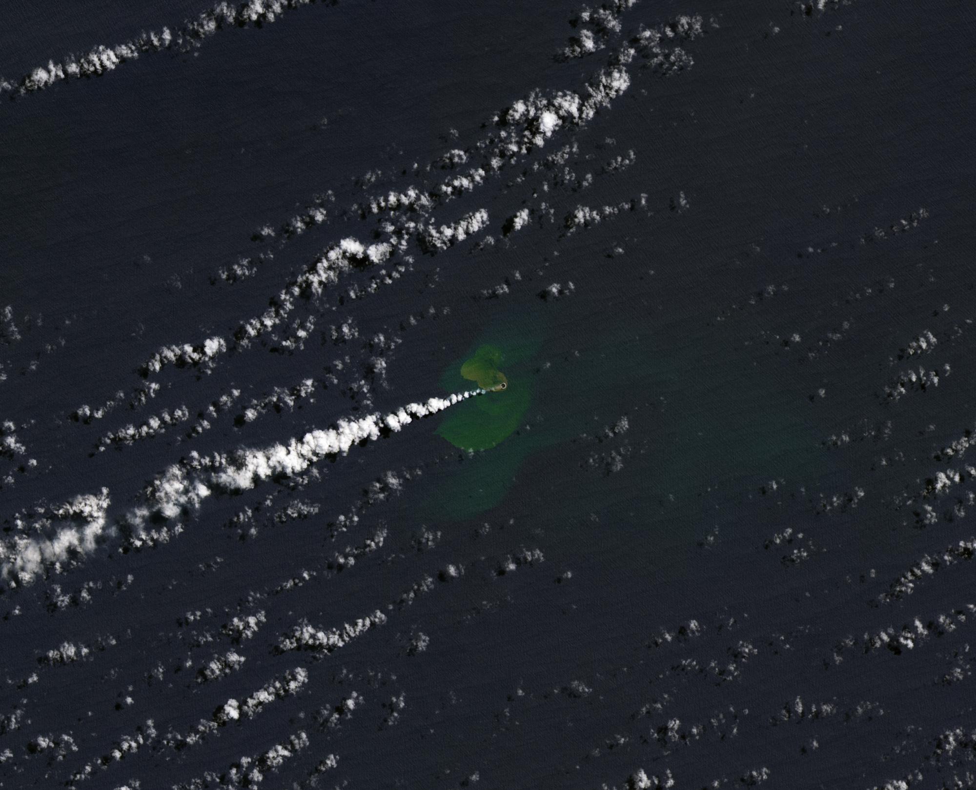 У Тихому океані утворився острів, який швидко збільшується: NASA показало фотографію