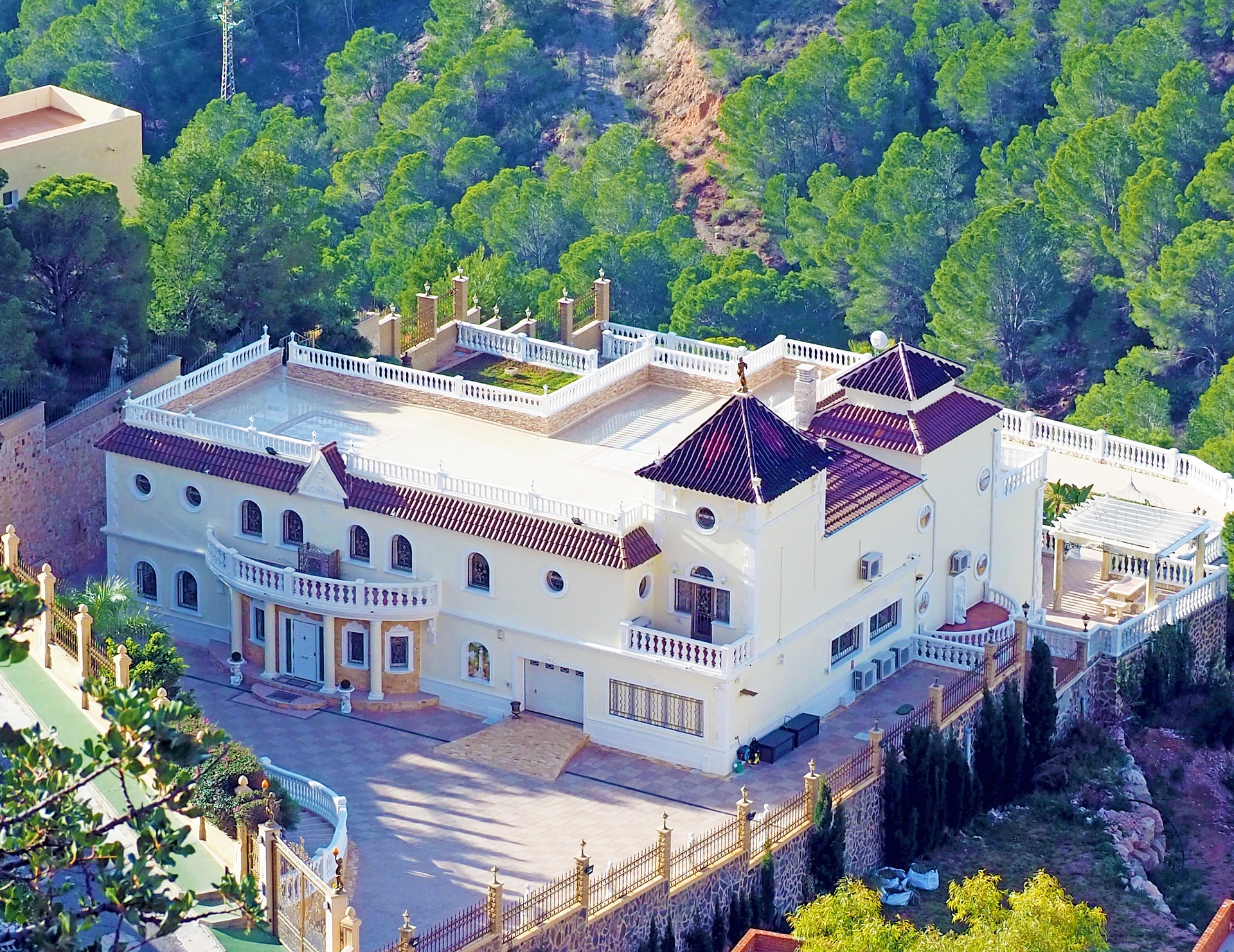 Безпрецедентний попит. Українці масово скуповують дешеве житло в Іспанії