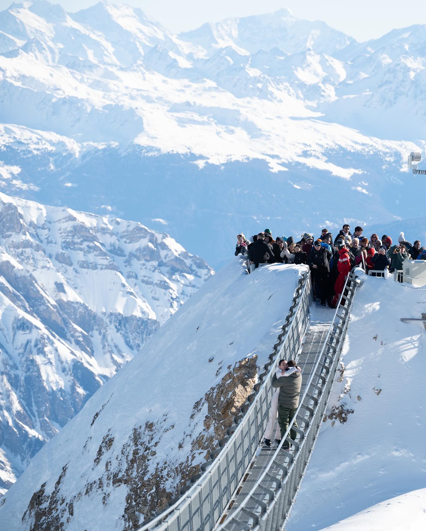 Зірка "Пліткарки" Ед Вествік більше не холостяк: освідчився коханій на фоні швейцарських гір (фото)
