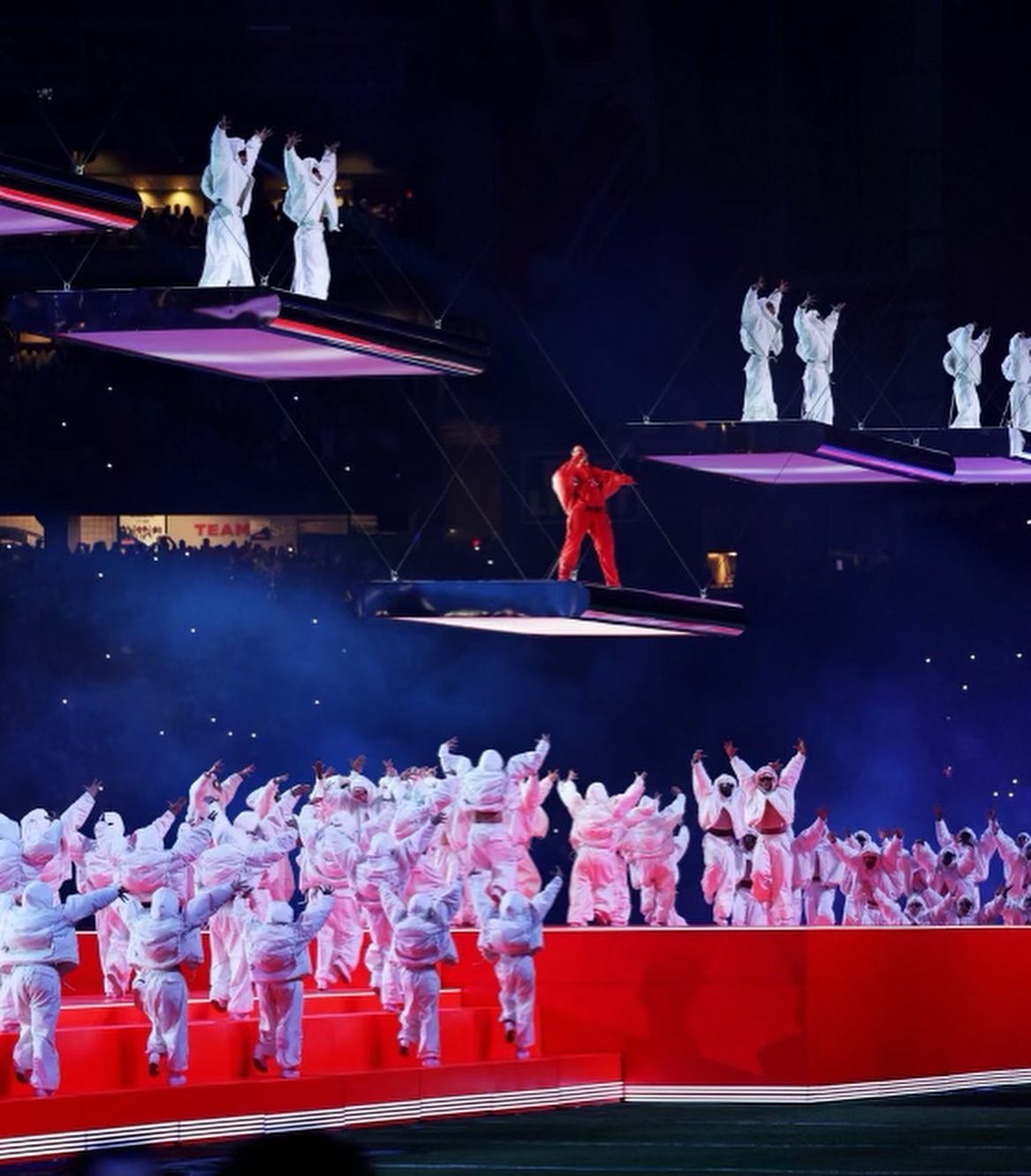 Ріанна на Супербоулі 2023 повідомила про вагітність: яскраве відео