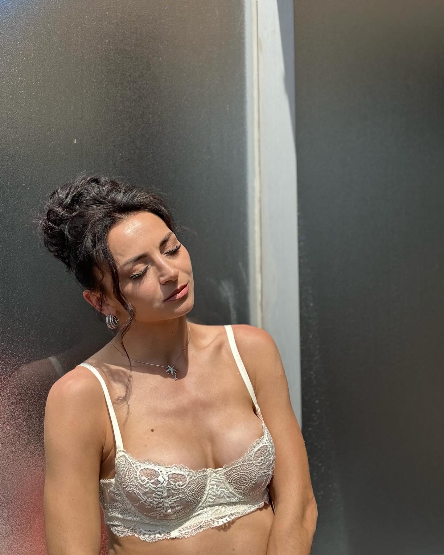 Илона Гвоздева похвасталась результатом пластики груди спустя 6 месяцев после операции (фото)