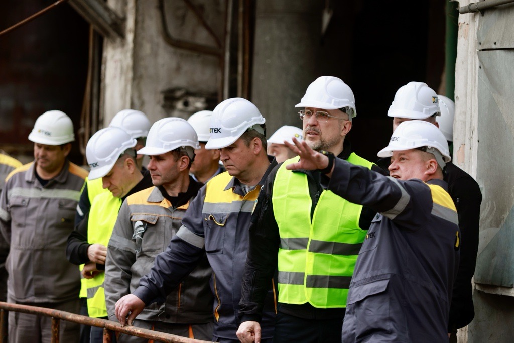 За прохождение сложнейшей зимы: Шмыгаль вручил награды 36 энергетикам ДТЭК