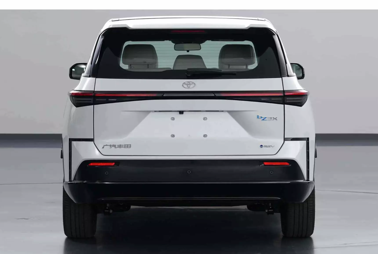 Toyota готує новий електричний кросовер: опубліковано перші офіційні фото