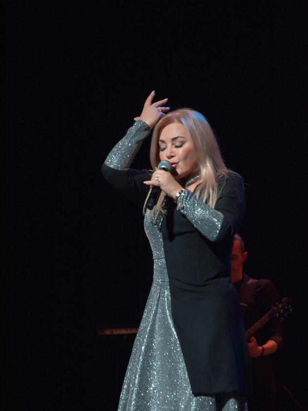 Оксана Билозир эффектно отпраздновала 45-летие своей карьеры. Как сейчас выглядит певица (фото)