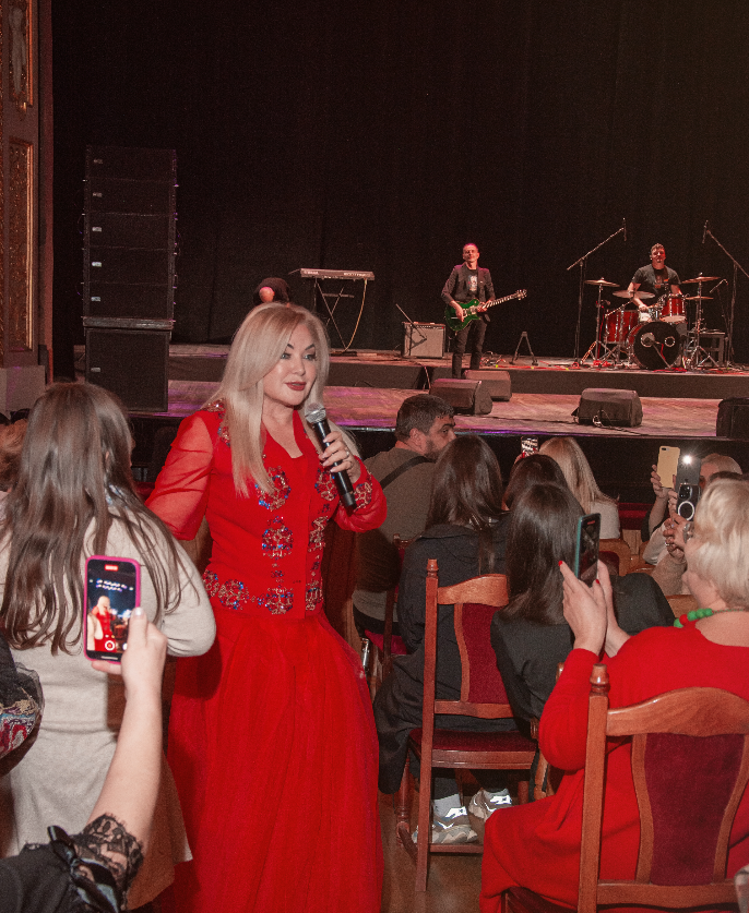 Оксана Билозир эффектно отпраздновала 45-летие своей карьеры. Как сейчас выглядит певица (фото)