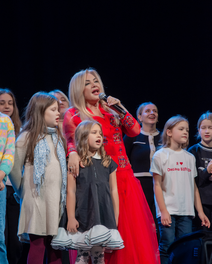 Оксана Билозир эффектно отпраздновала 45-летие своей карьеры. Как сейчас выглядит певица (фото)