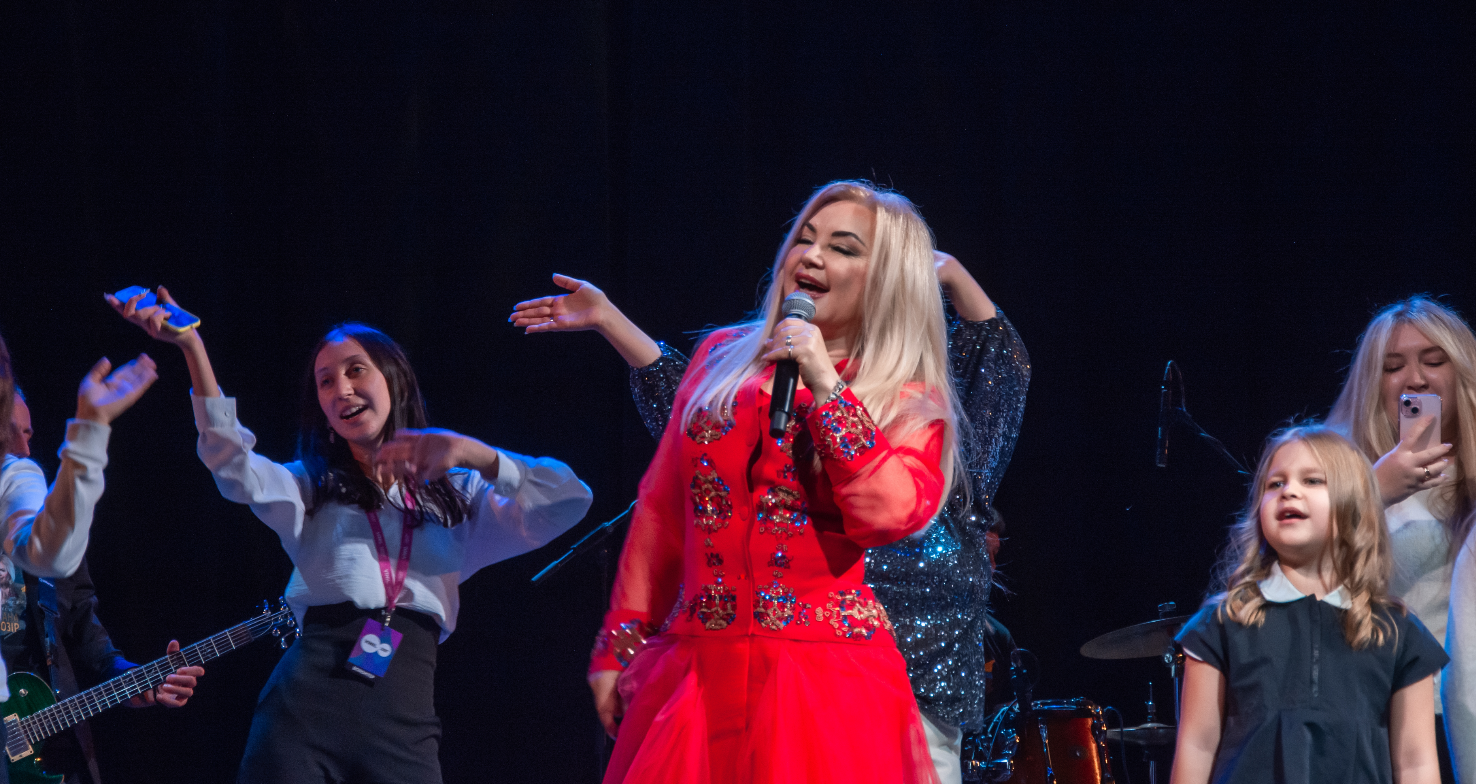 Оксана Билозир эффектно отпраздновала 45-летие своей карьеры. Как сейчас выглядит певица (фото)