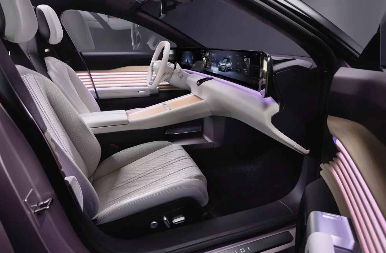 Вперше з новою емблемою: Audi показала новий електричний універсал