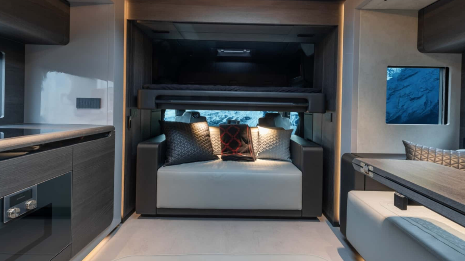 Площадью с квартиру: Brabus представил роскошный дом на колесах на базе Mercedes-Benz