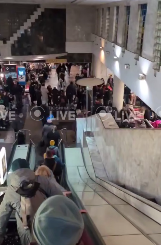 В метро Киева возник "коллапс": что происходит (фото, видео)