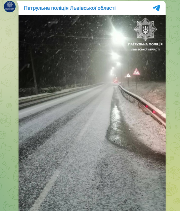 Деякі регіони України почало засипати снігом (фото, відео)