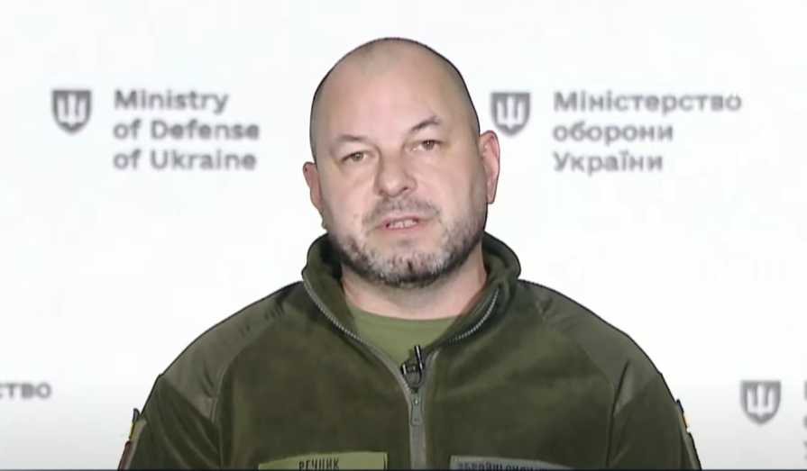 Сколько людей работает в ТЦК и есть ли там военные: что говорят в Минобороны