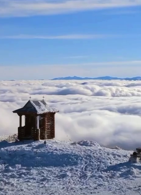 "Карпатское море". В сети показали редкое атмосферное явление на вершине горы (видео)