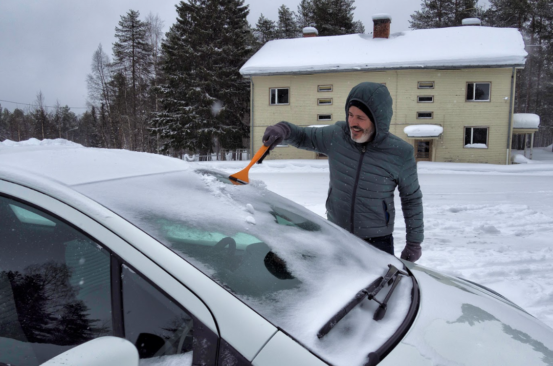 Як швидко очистити скло машини від інею: прості методи