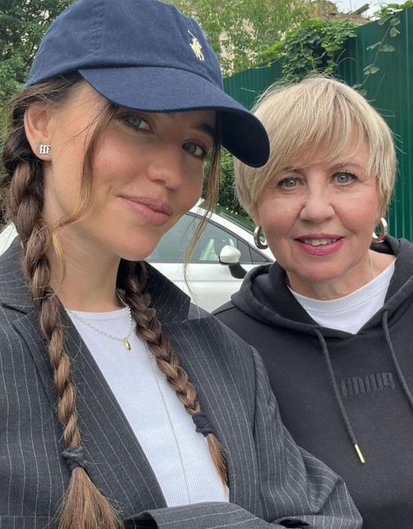 Дорофєєва та її мама зі сльозами зустрілися в Києві. Щемливе відео