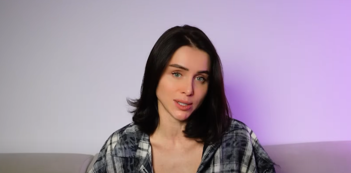 Известная блогерша достала грудные импланты и &quot;сдула&quot; губы: видео до и после операции