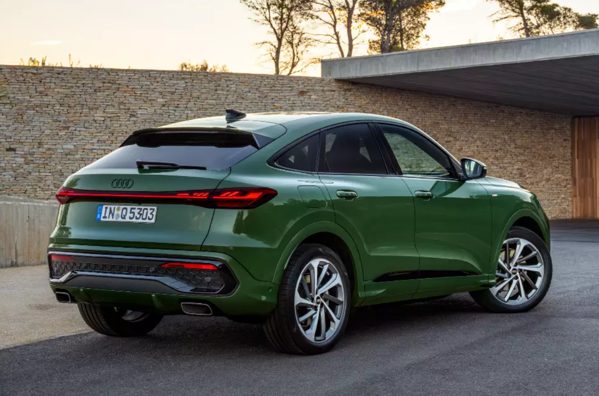 Audi показала сразу два новых кроссовера: подробности