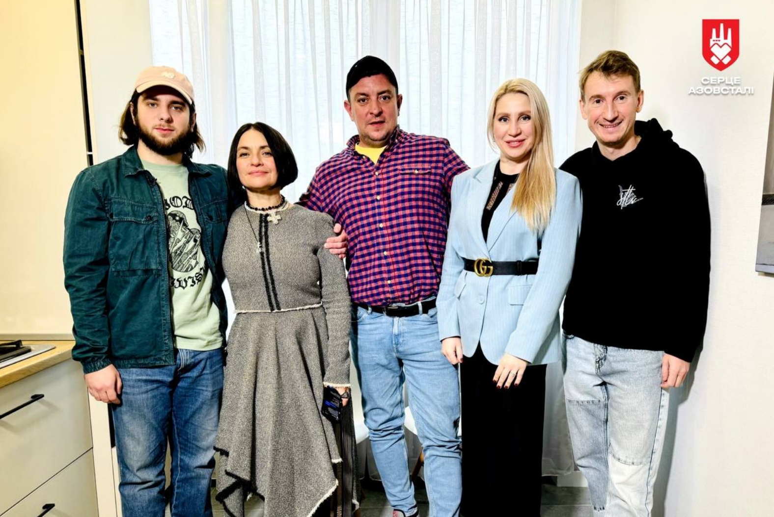 Комики Бампер и Сус посетили новоселье у защитника Мариуполя