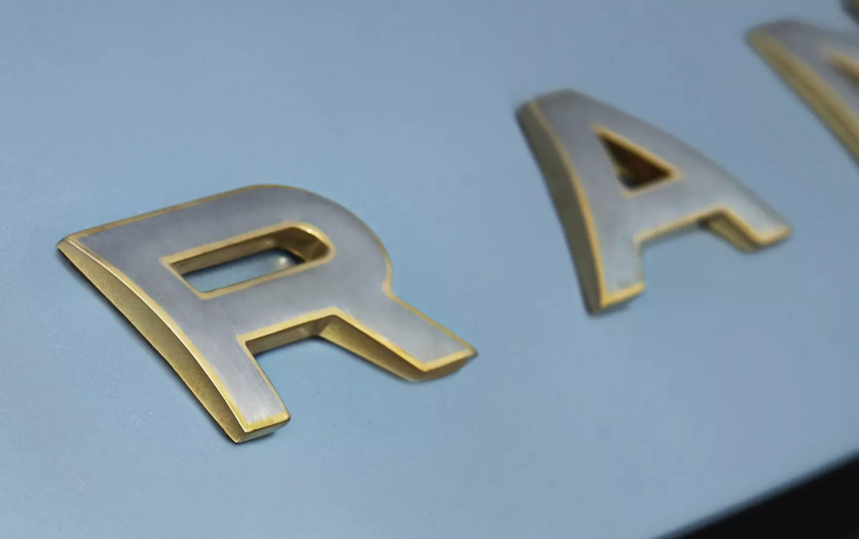 С килограммом золота на борту: Range Rover получил эксклюзивную версию Candeo