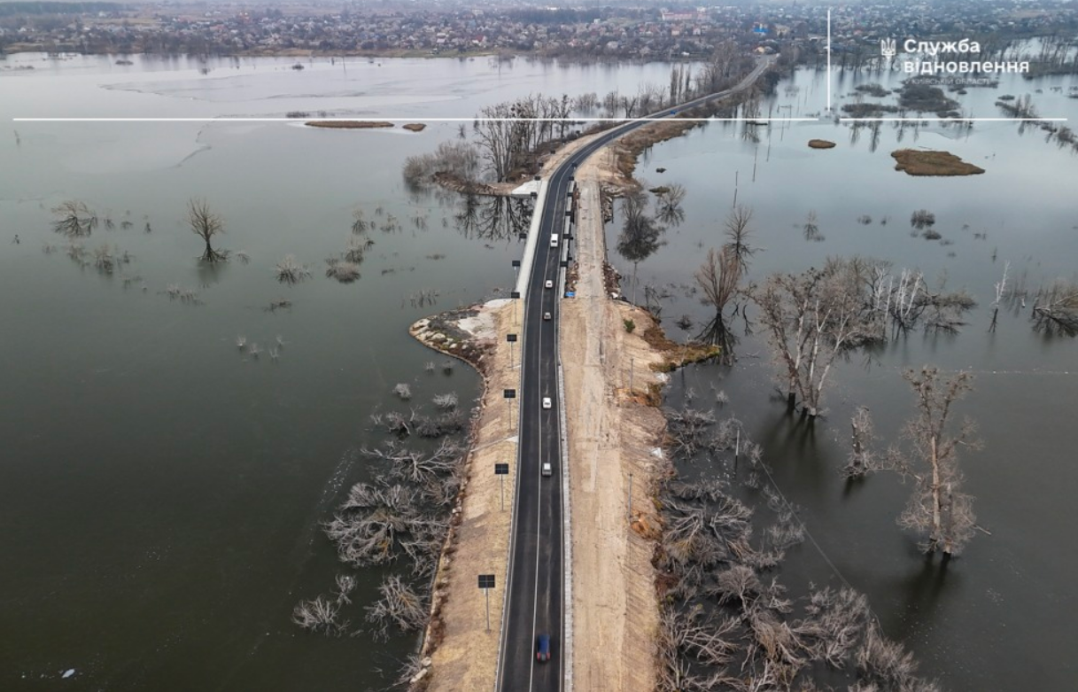 У Київській області відбудували міст, зруйнований в лютому 2022 року: деталі (фото)