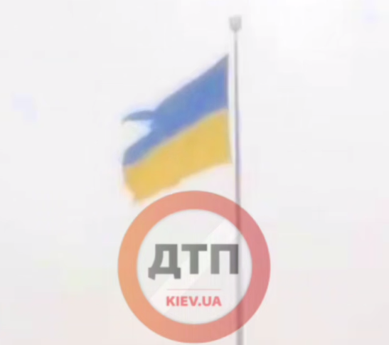 В Киеве поврежден самый большой флаг Украины: что известно (фото, видео)