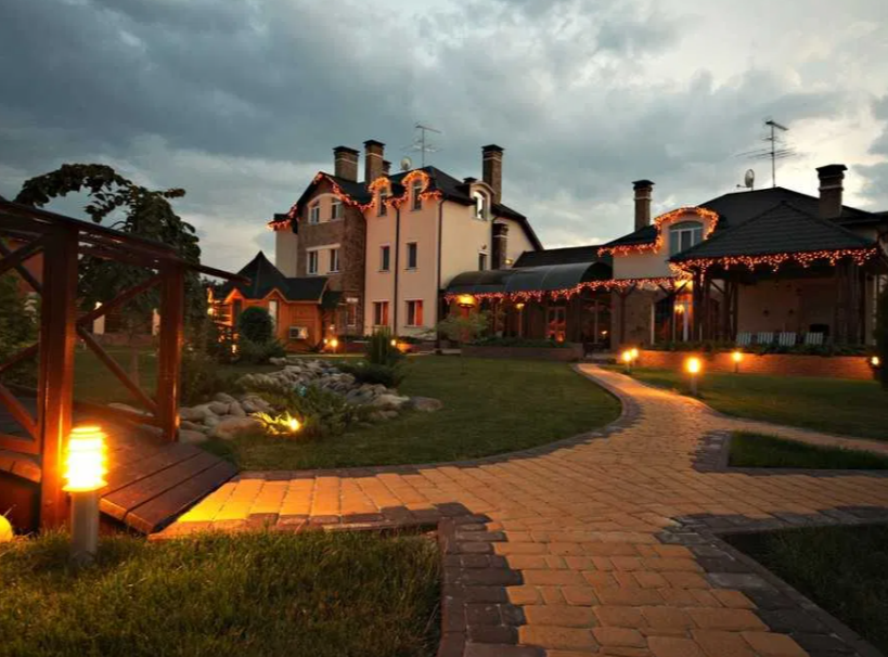 От скромных вариантов до VIP. Сколько стоят дома на Новый год в Киеве и пригороде