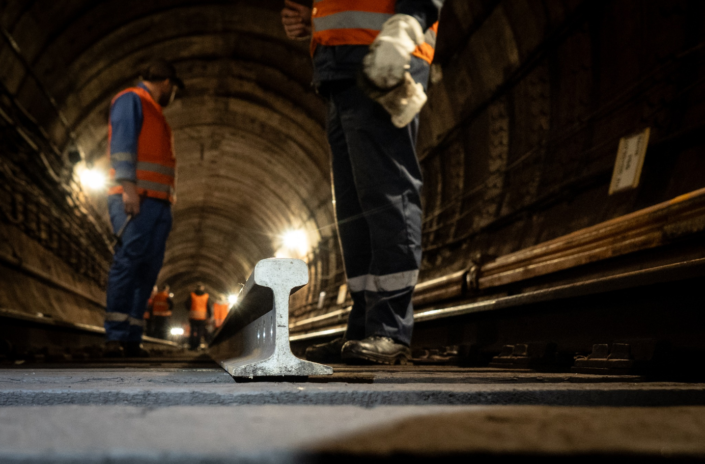Діагностика й заміна. Українцям показали, як ремонтують рейки в метро Києва (фото)