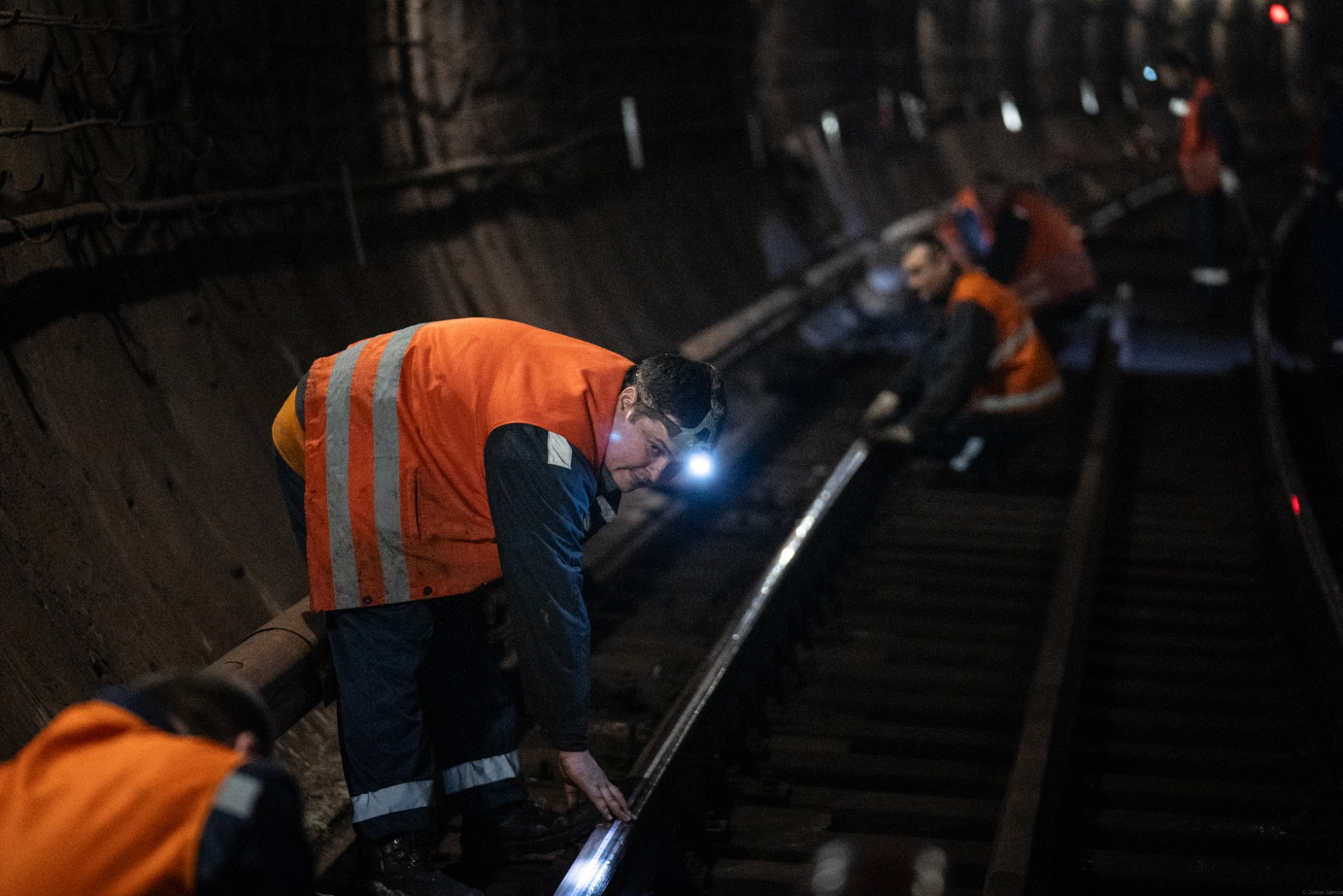 Діагностика й заміна. Українцям показали, як ремонтують рейки в метро Києва (фото)