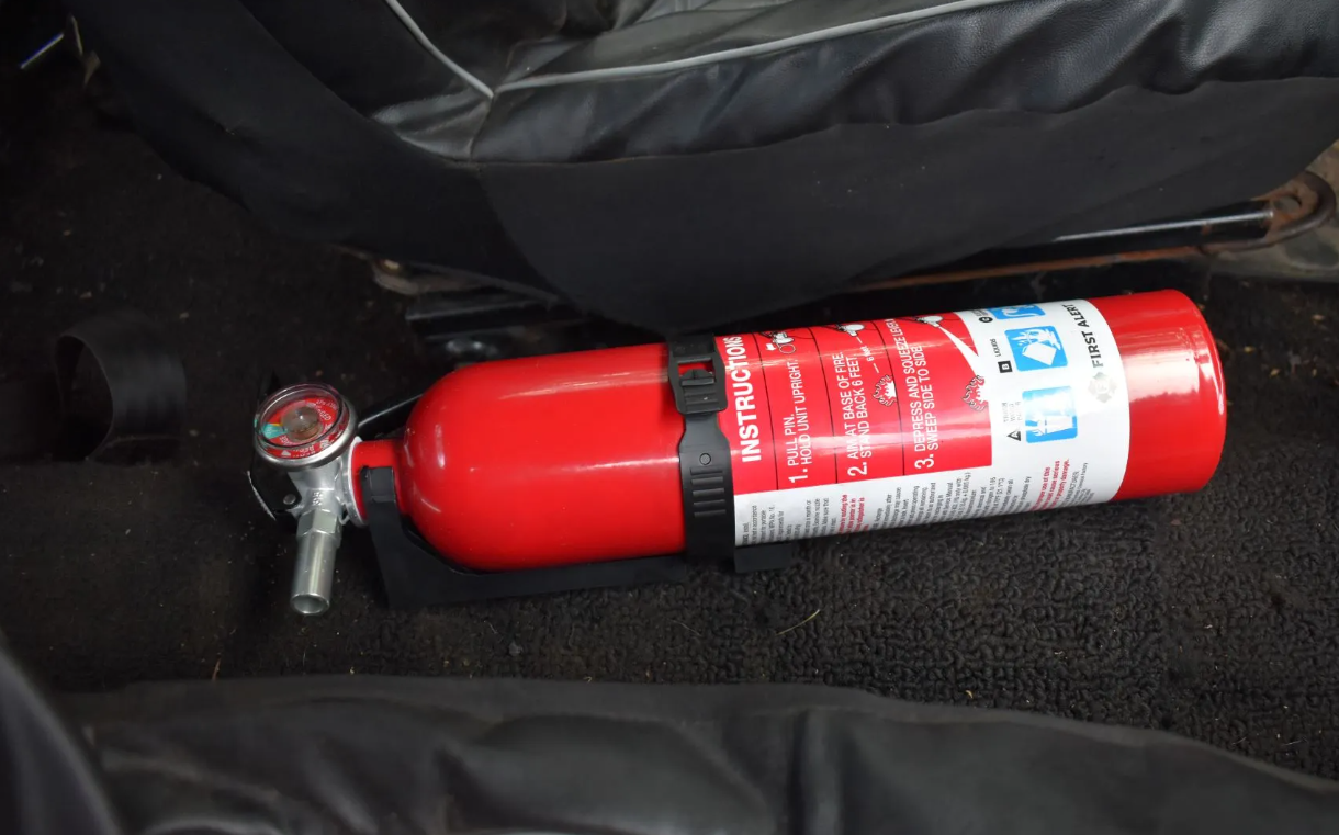 Маленький вогнеборець: обираємо вогнегасник для авто