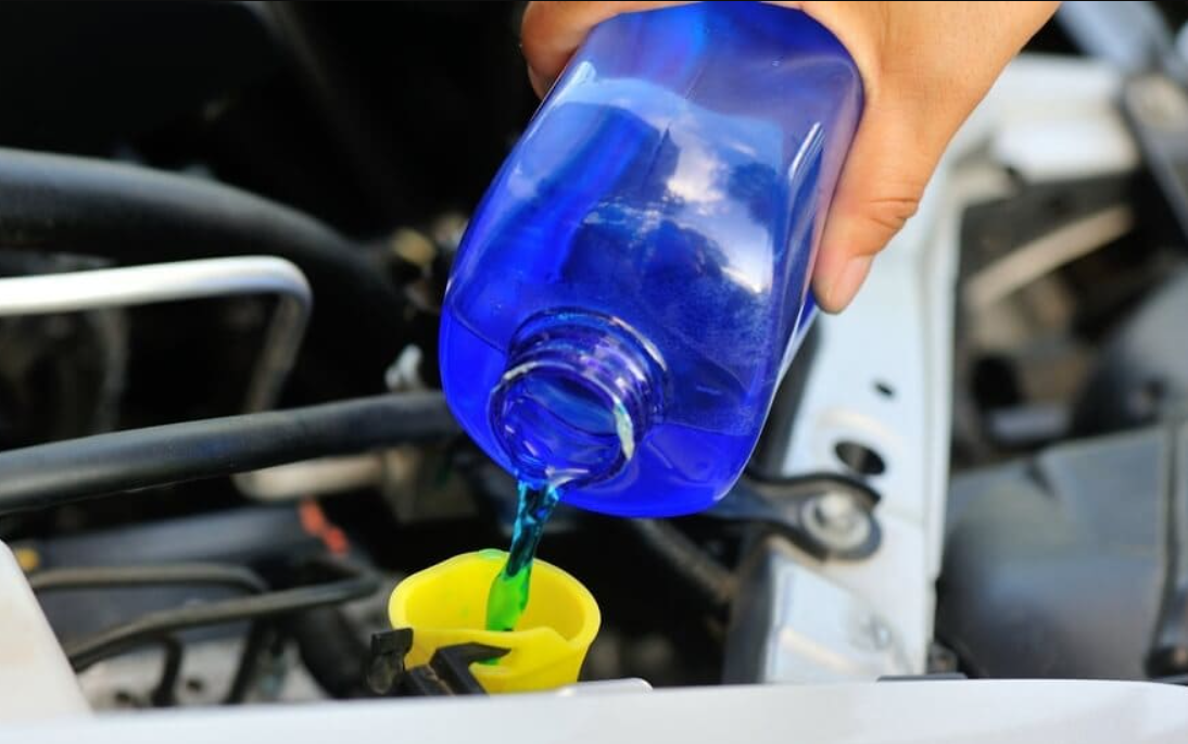 В ожидании морозов: как слить летнюю омывайку из бачка в авто