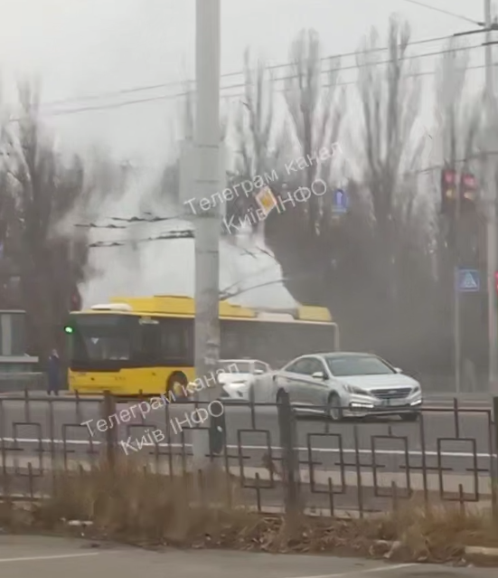 В Киеве возле метро "Ипподром" загорелся троллейбус: некоторый транспорт задерживается