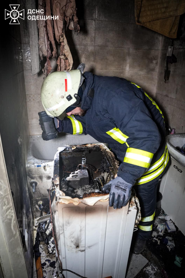У багатоповерхівці Одеси спалахнула пральна машина: постраждала дитина (фото)