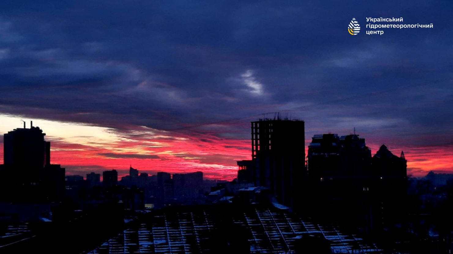 Чому небо над містами України червоніє на заході сонця: пояснення метеорологів