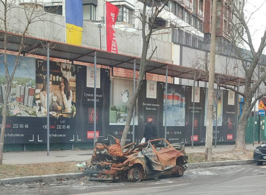 В Киеве решили избавиться от поврежденных российскими обстрелами авто: что известно