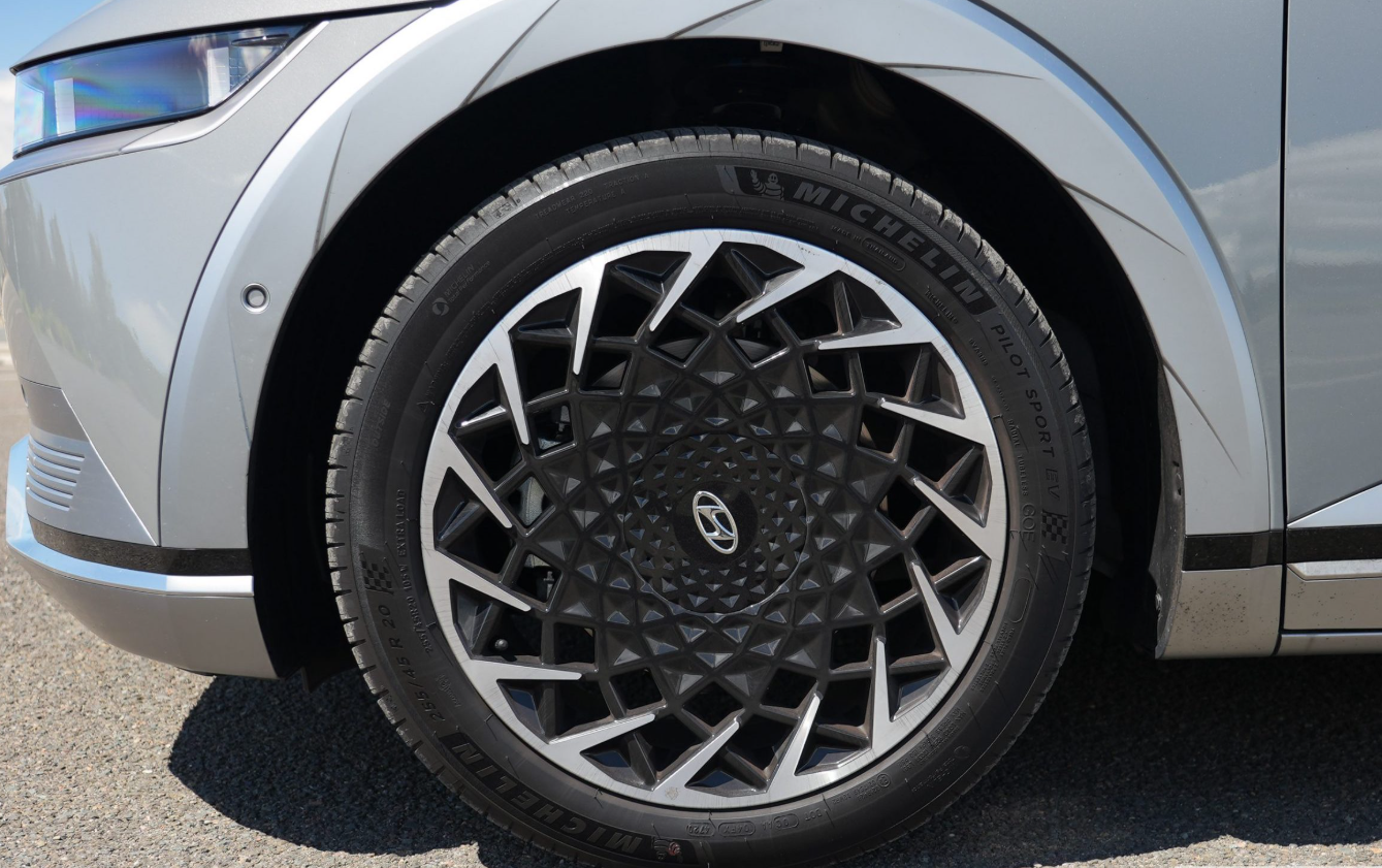 Почему электромобилю нужны специальные шины: подробности