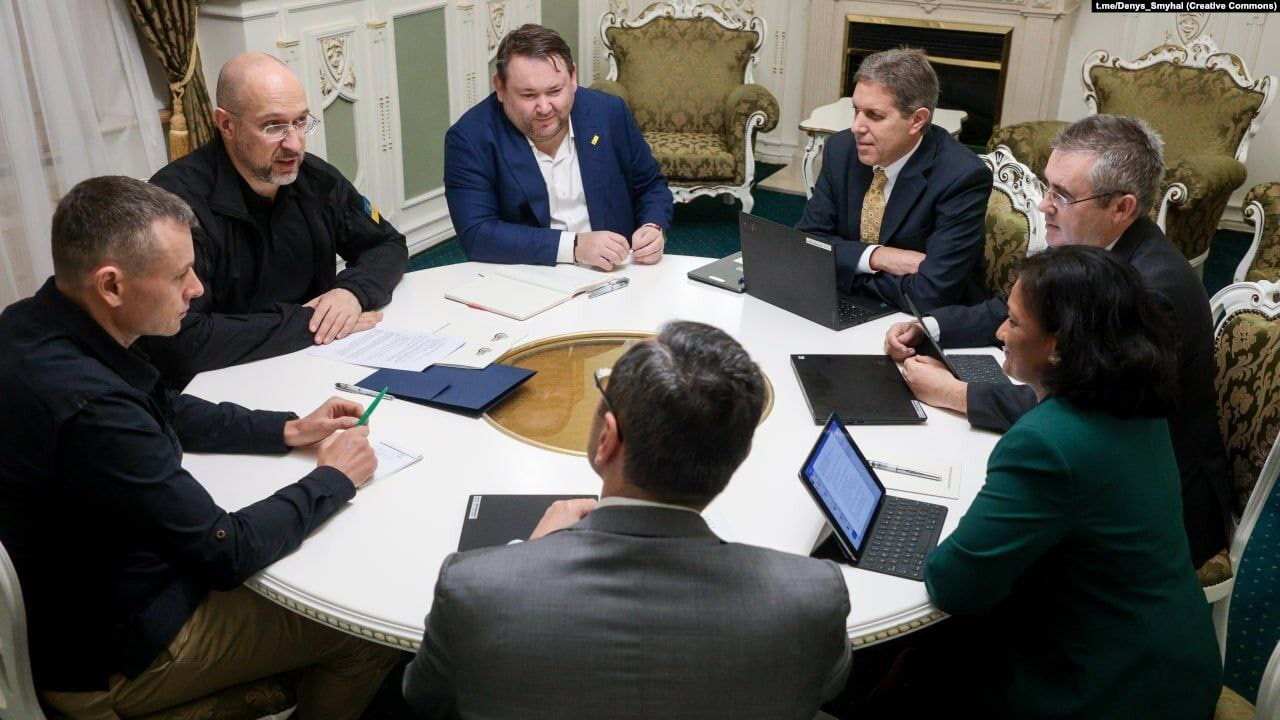 Застрягли в &quot;маяках&quot;. Які умови програми МВФ не виконала Україна і чим це загрожує