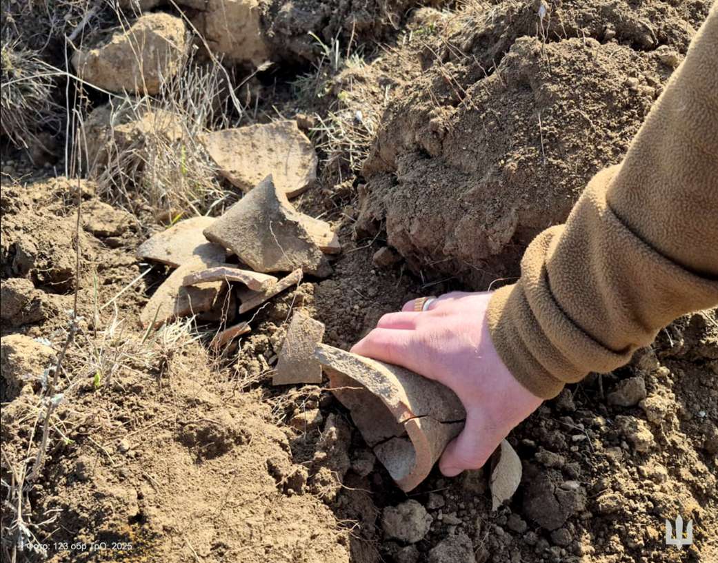 Сенсаційна археологічна знахідка. Військові ЗСУ натрапили на архаїчний могильник (фото)
