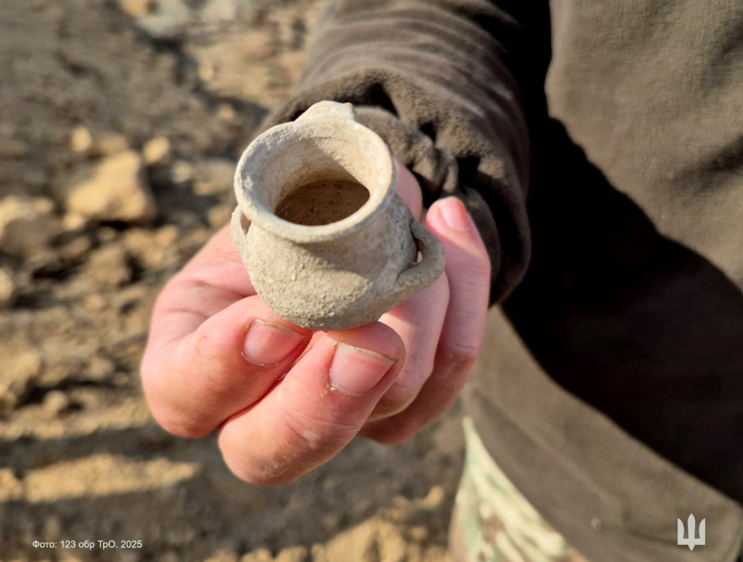 Сенсаційна археологічна знахідка. Військові ЗСУ натрапили на архаїчний могильник (фото)