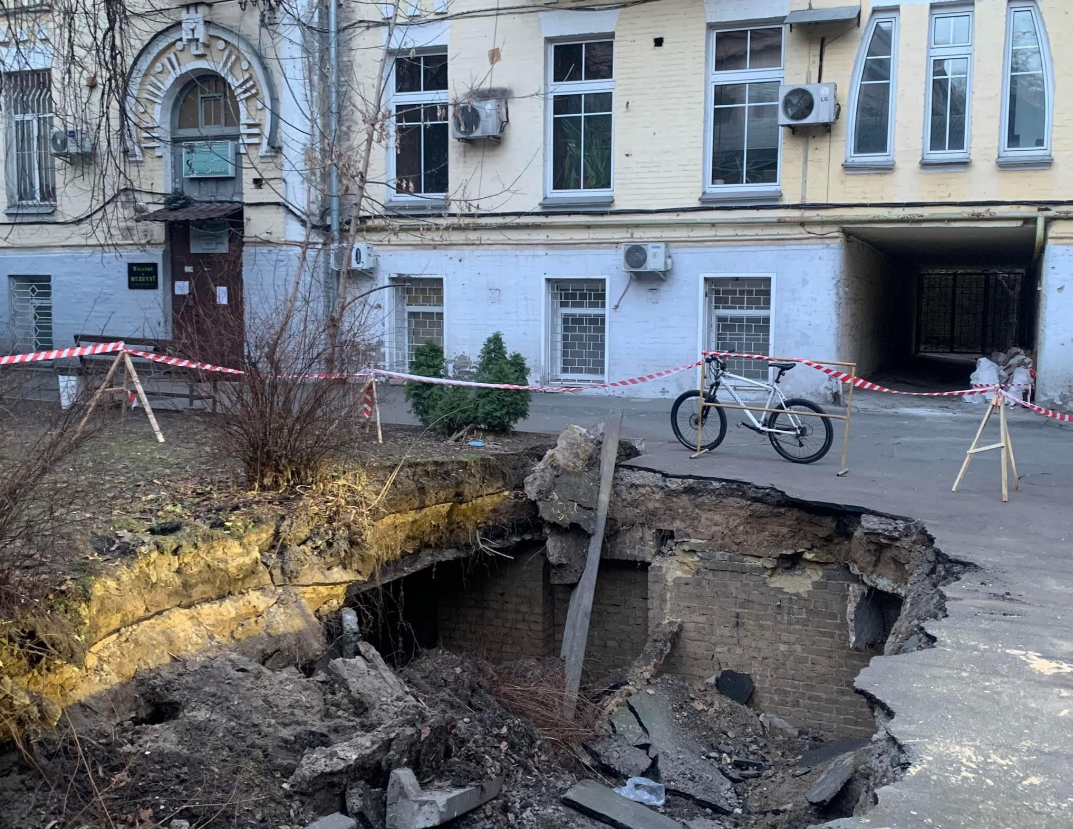 В Киеве на месте провала в жилом дворе обнаружили &quot;кирпичные подземелья&quot; (фото)