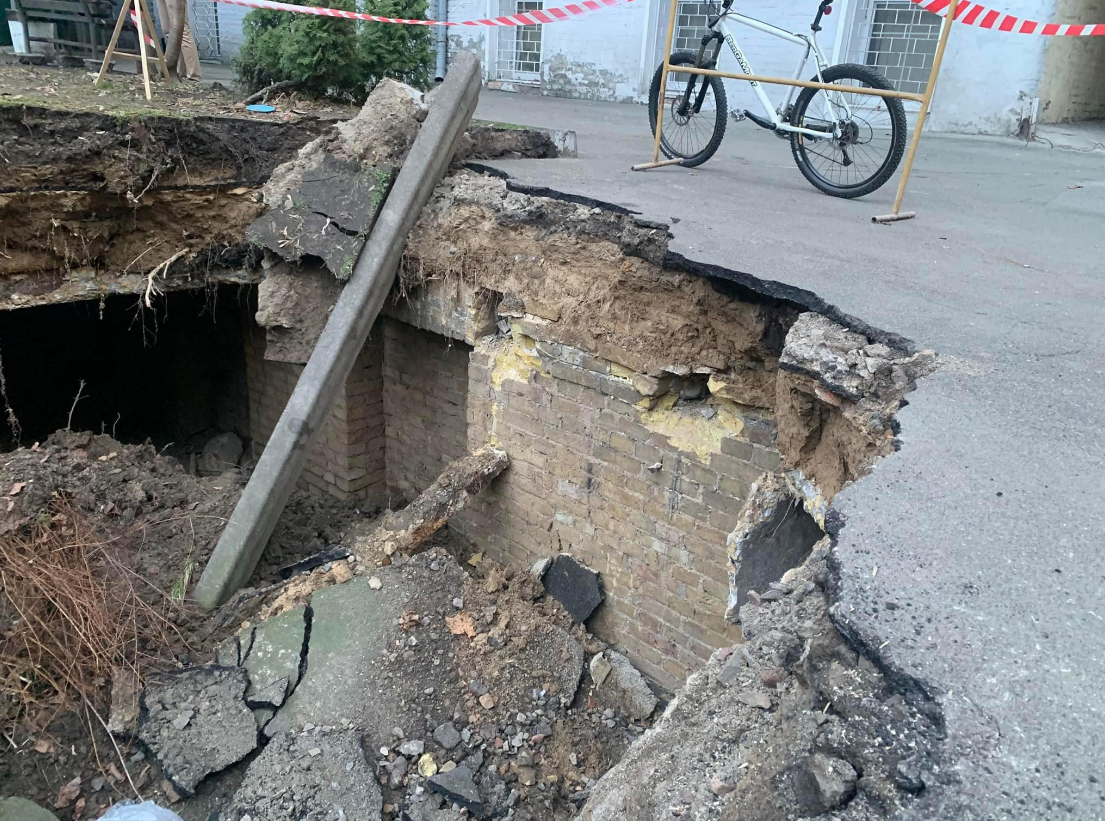В Киеве на месте провала в жилом дворе обнаружили &quot;кирпичные подземелья&quot; (фото)