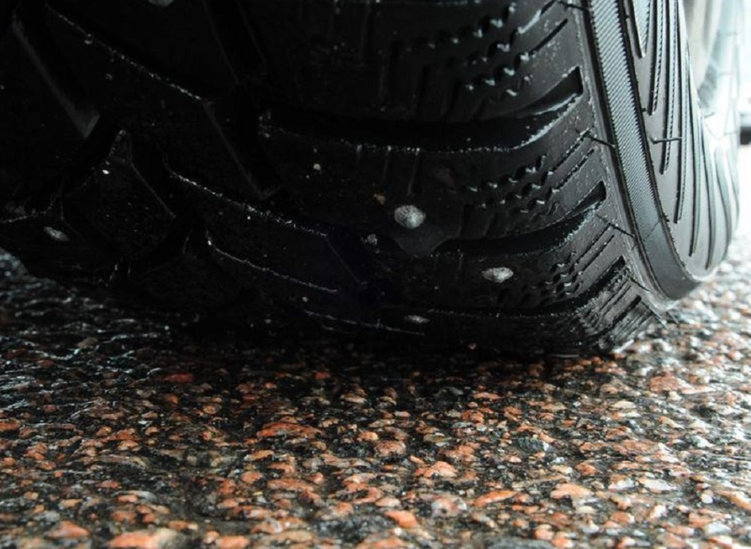Езда на шипах летом: последствия и риски для вашего авто
