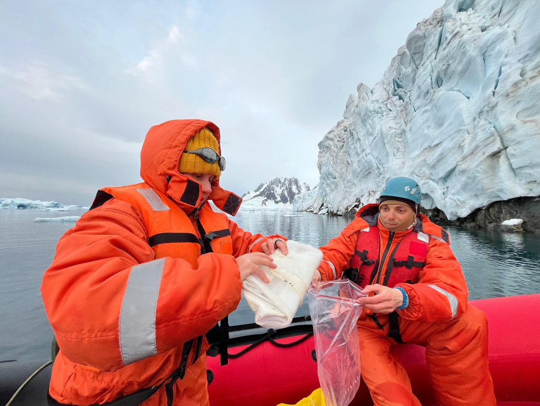 Украинские полярники рассказали, как &quot;охотились&quot; на микропластик в Антарктике (фото)