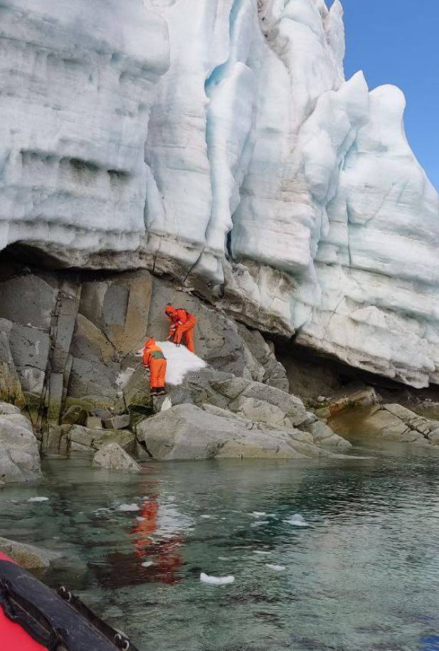 Украинские полярники рассказали, как &quot;охотились&quot; на микропластик в Антарктике (фото)