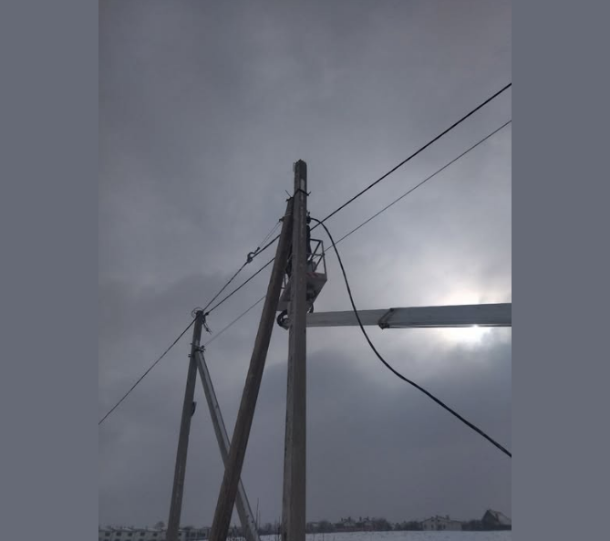 Весна без света: Прикарпатье обесточено из-за мощного ветра и снега
