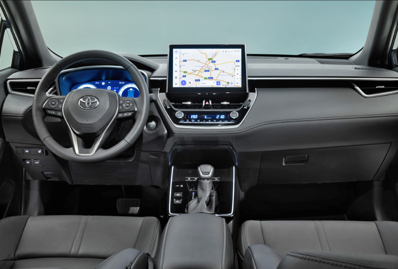 Компактний кросовер Toyota Corolla Cross оновили: розкриті фото та усі версії для Європи