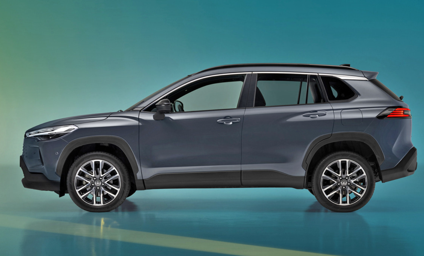 Компактний кросовер Toyota Corolla Cross оновили: розкриті фото та усі версії для Європи