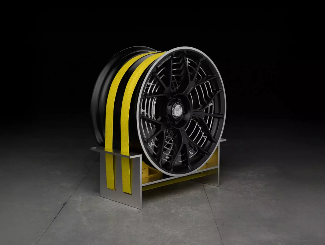 Суперкари Mercedes-AMG перетворили на ексклюзивні меблі: ось як вони виглядають