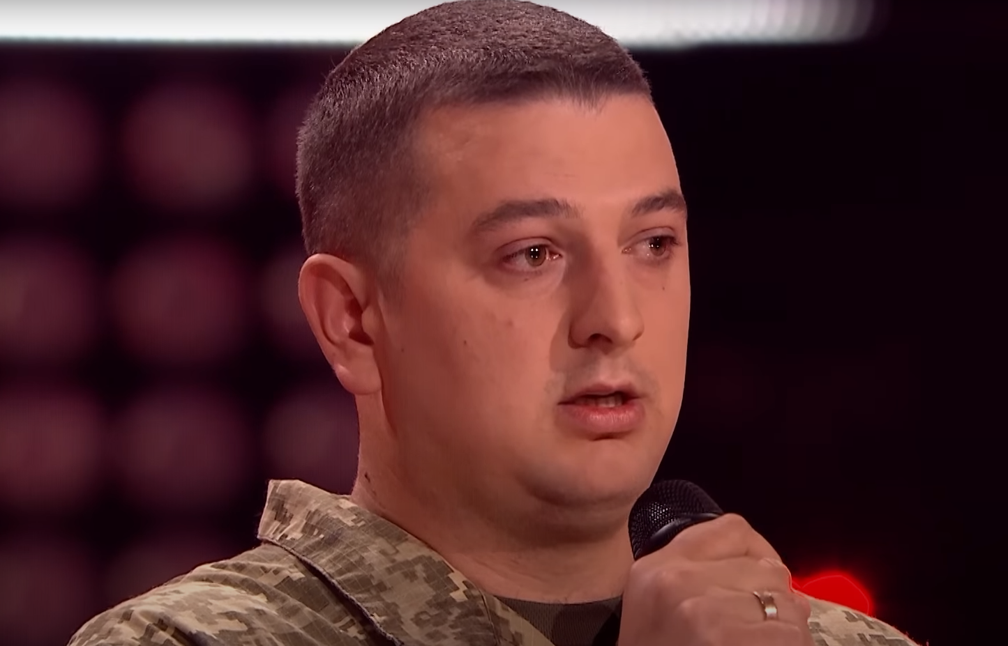 Воїн ЗСУ довів усіх до сліз виступом на &quot;Голос країни&quot;. Йому пророкують перемогу (відео)